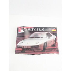 AMT Ertl Porsche 928 Model Kit 8685 1/24 Scale